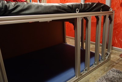 Bett Käfig und blaue Matte.jpg